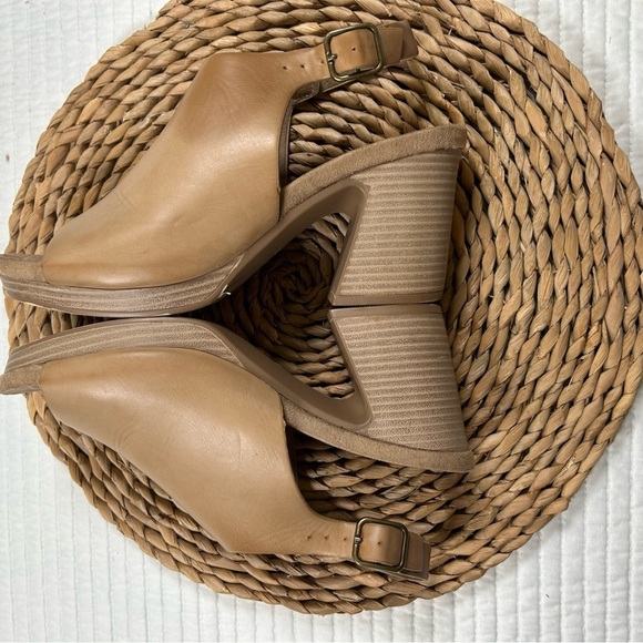 Pierre Dumas Tan Chunky Heel Slingback. Size 9. - Picture 8 of 8